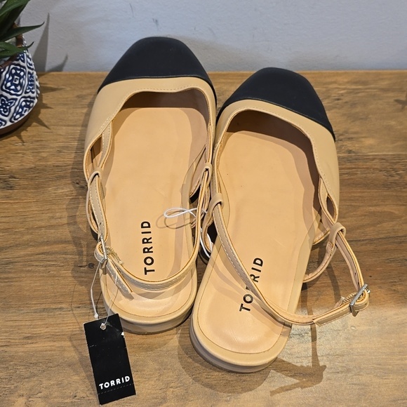 Torrid - 7 WW, Cap Toe Slingback Flat (Wide Width) in Tan & Black - Picture 7 of 13